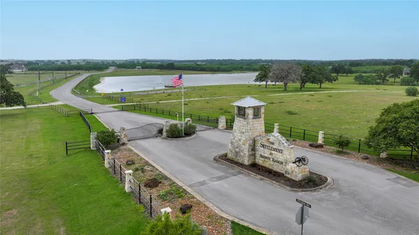 $220,000 | 10 Patriot Circle Northwest, Luling, TX 78648
