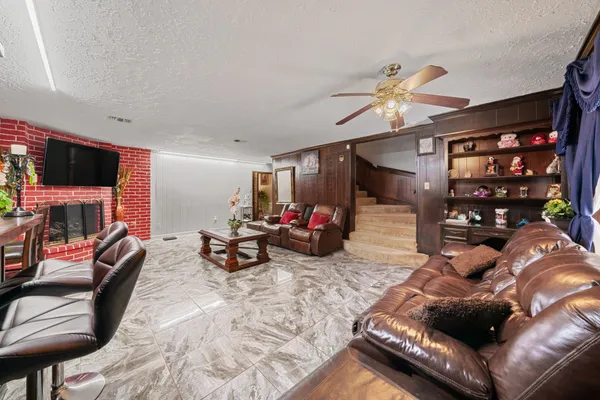 $325,000 | 1102 Glouchester Lane, Houston, TX 77073