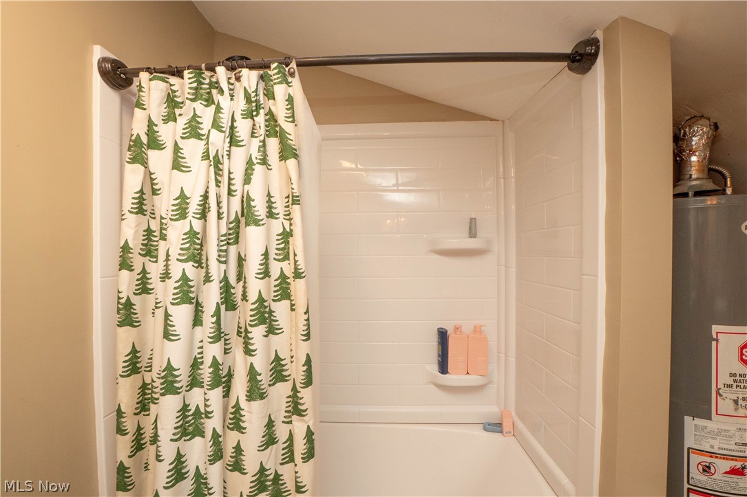 8178 Navarre Road Southwest Massillon, OH 44646 - Photo 22 of 40 Full Bathroom