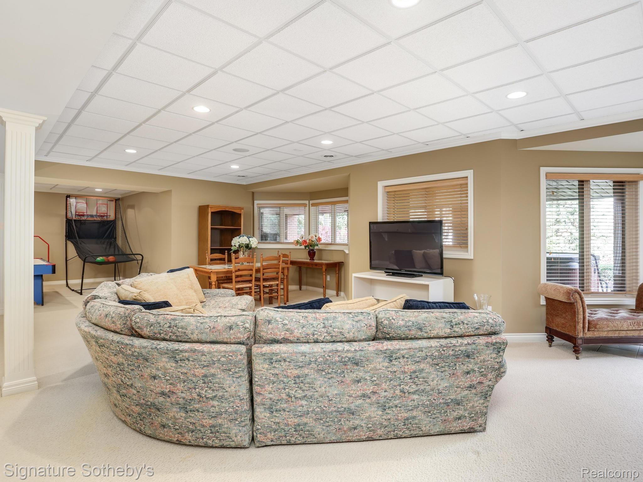 2828 North Addison Circle Rochester, MI 48306 - Photo 35 of 48 2828 S Addison Cir Rochester-006-005-2828 Addison Circle South-MLS_Size.jpg