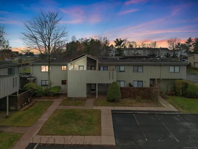 a view of a house with backyard