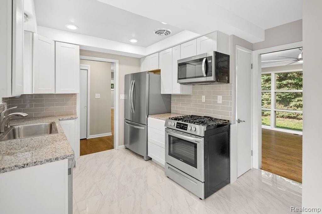 28403 Peppermill Road Farmington Hills, MI 48331 - Photo 4 of 26