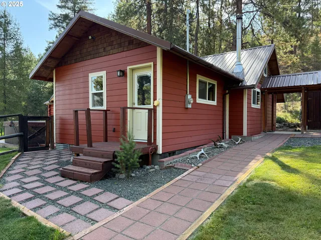 a view of a house with backyard and sitting area