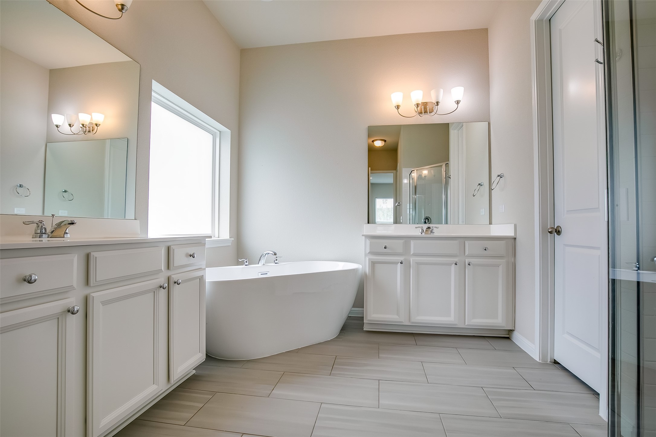 128 Ridgeview Court Georgetown, TX 78628 - Photo 11 of 22 a bathroom with a bathtub a double vanity sink a mirror a vanity and a bathtub