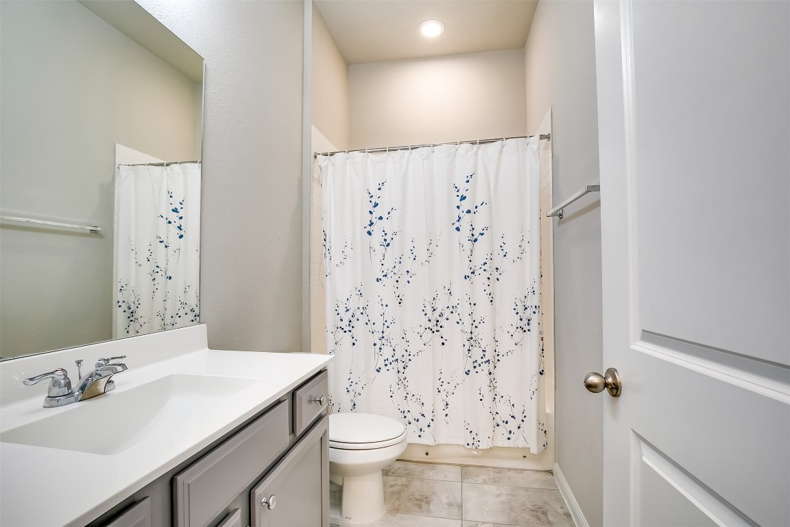 128 Ridgeview Court Georgetown, TX 78628 - Photo 15 of 22 a bathroom with a sink toilet and shower