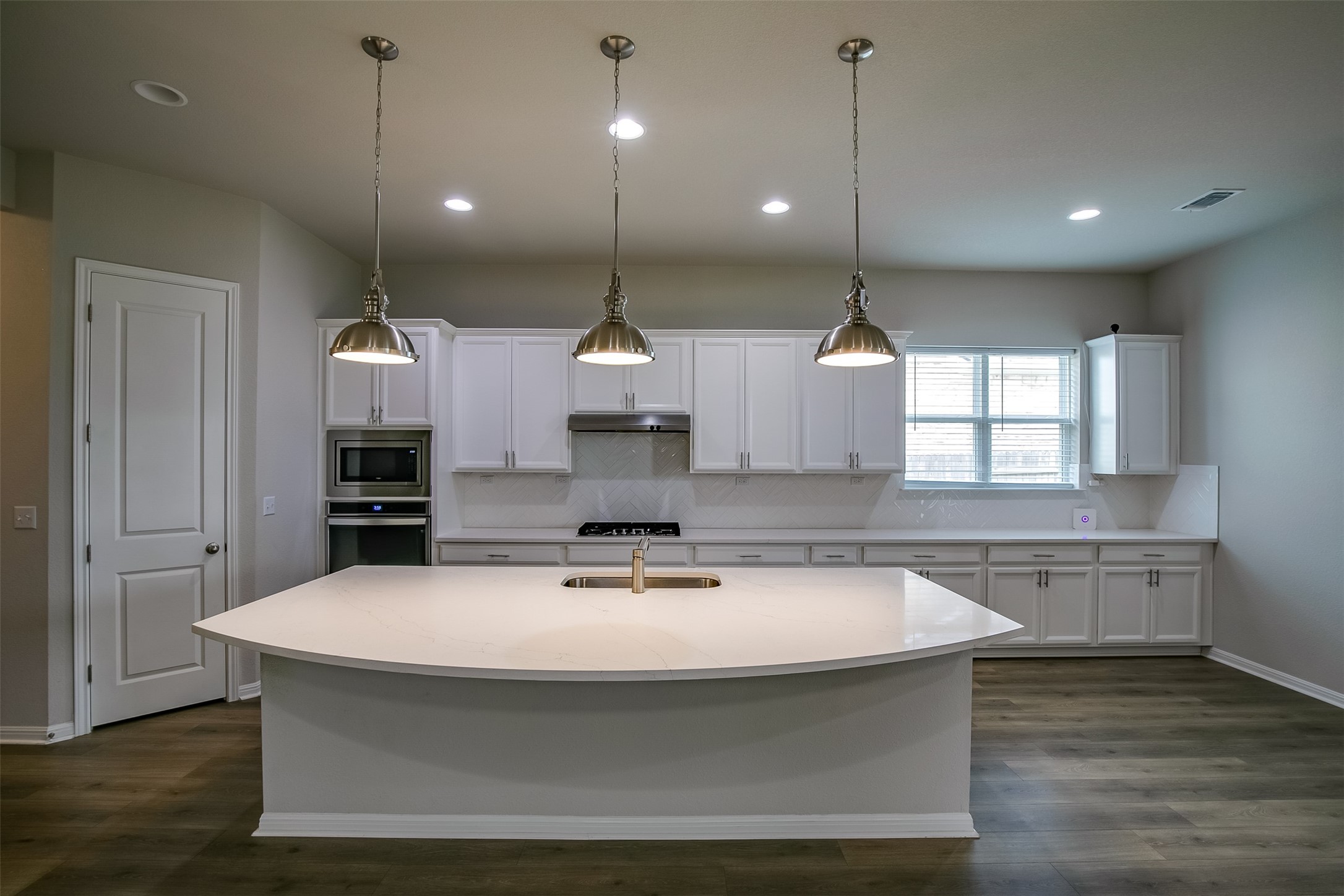 128 Ridgeview Court Georgetown, TX 78628 - Photo 6 of 22 a kitchen with kitchen island a sink stainless steel appliances and wooden floor