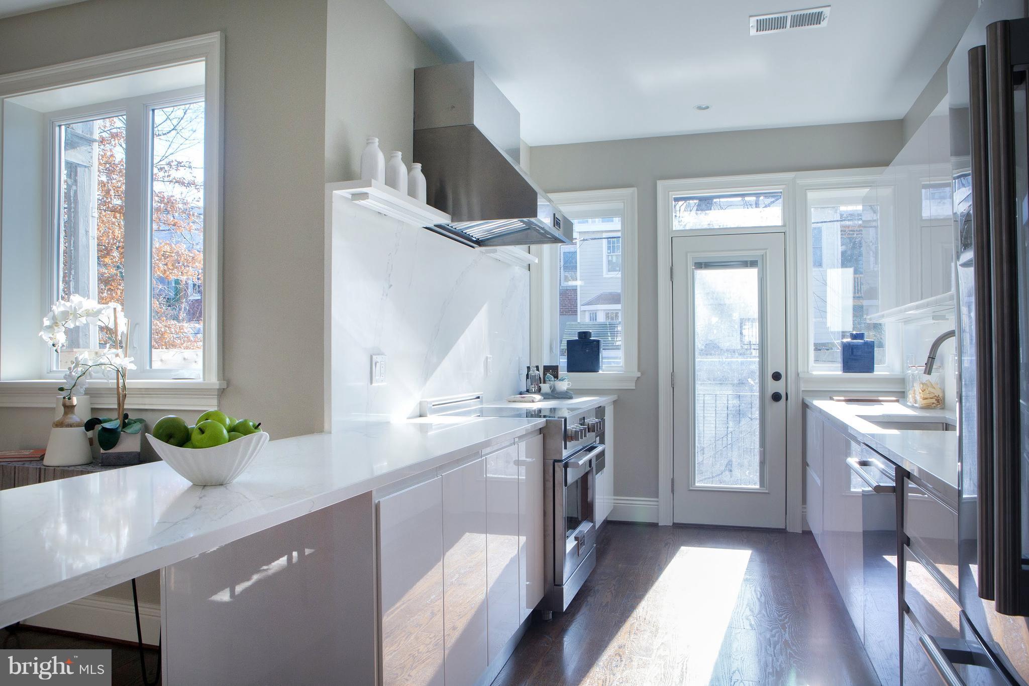 619 Lexington Place Northeast Washington, DC 20002 - Photo 8 of 29 GOURMET & HIGH END!