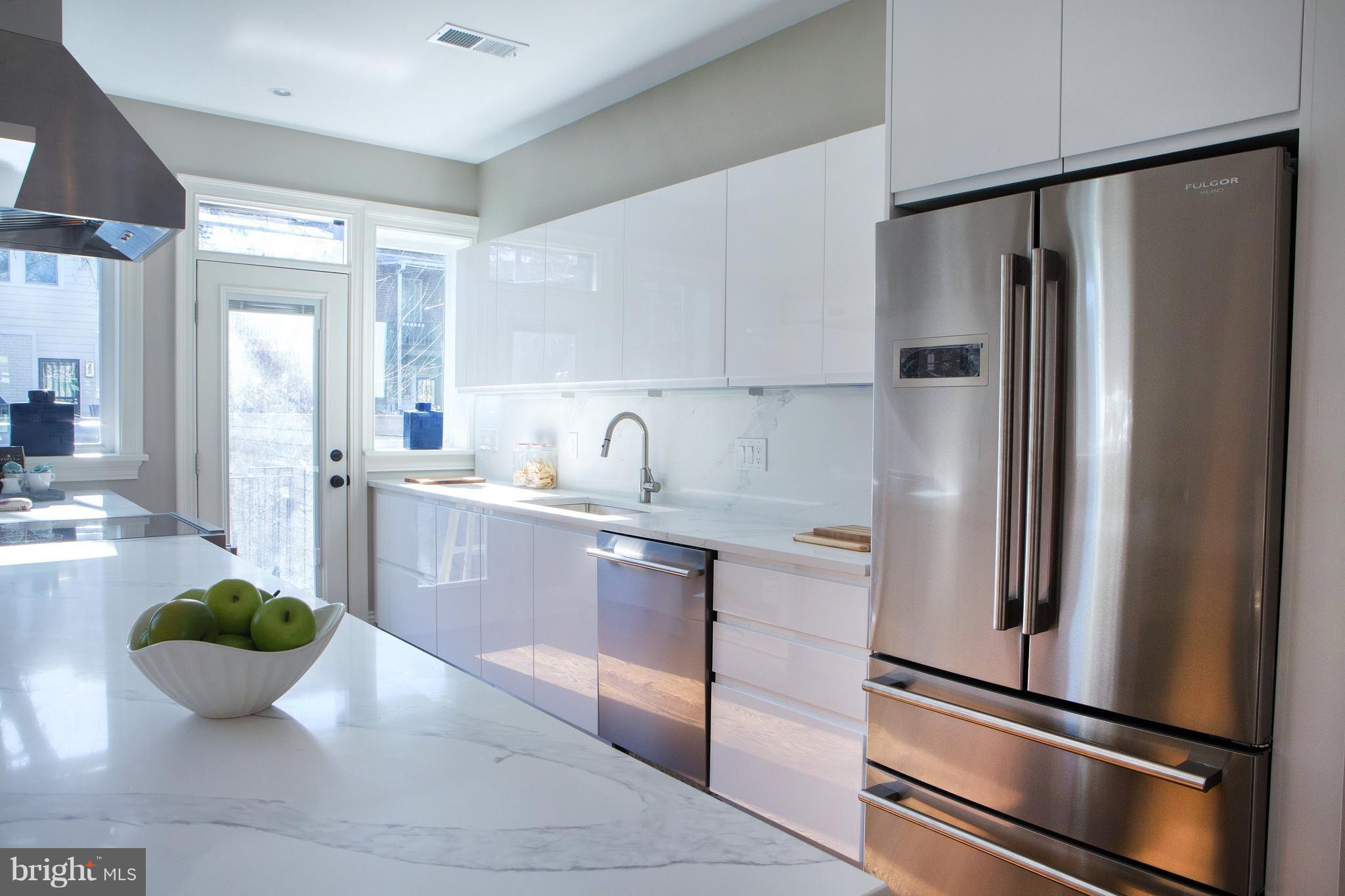 619 Lexington Place Northeast Washington, DC 20002 - Photo 10 of 29 GOURMET, HIGH END, LIGHT-FILLED!