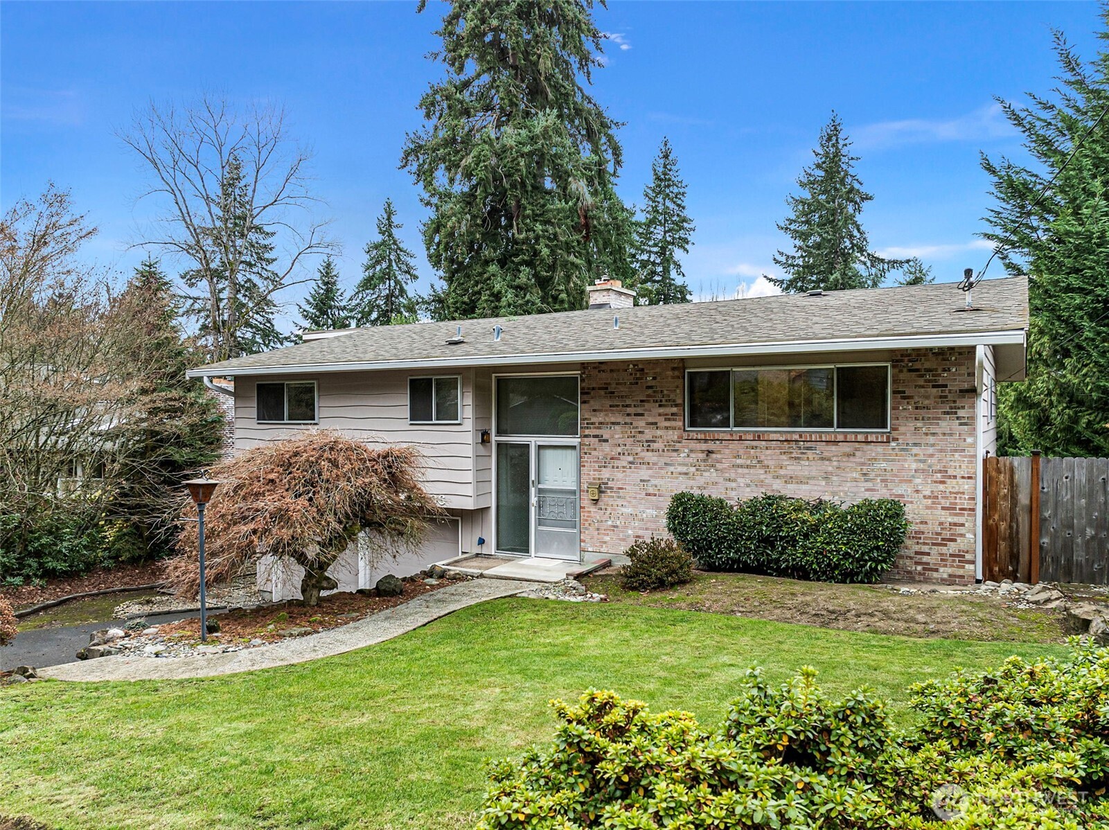 a view of a house with backyard and garden