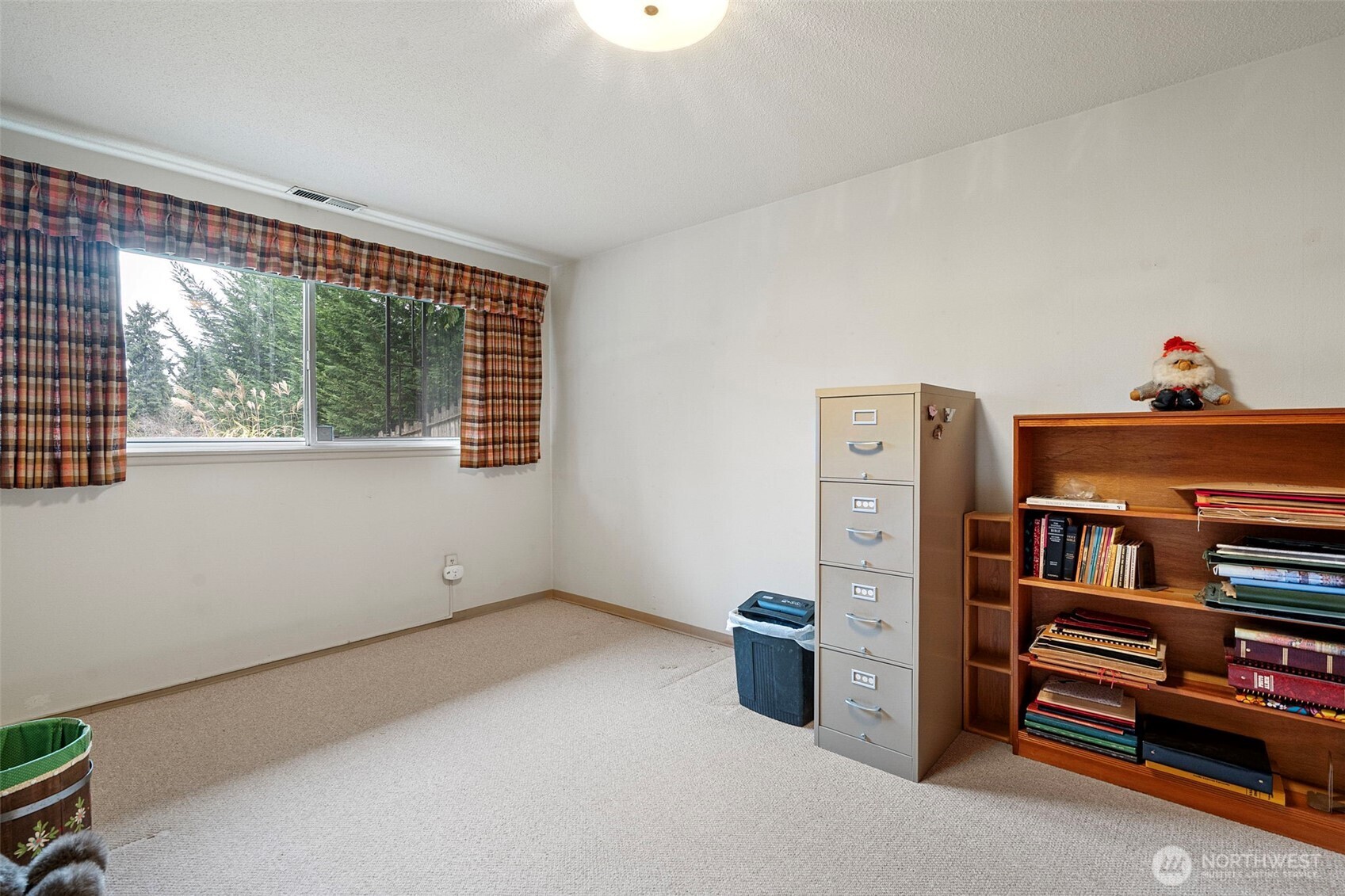 906 Forrest Park Drive Fircrest, WA 98466 - Photo 25 of 37 a living room with furniture and a book shelf