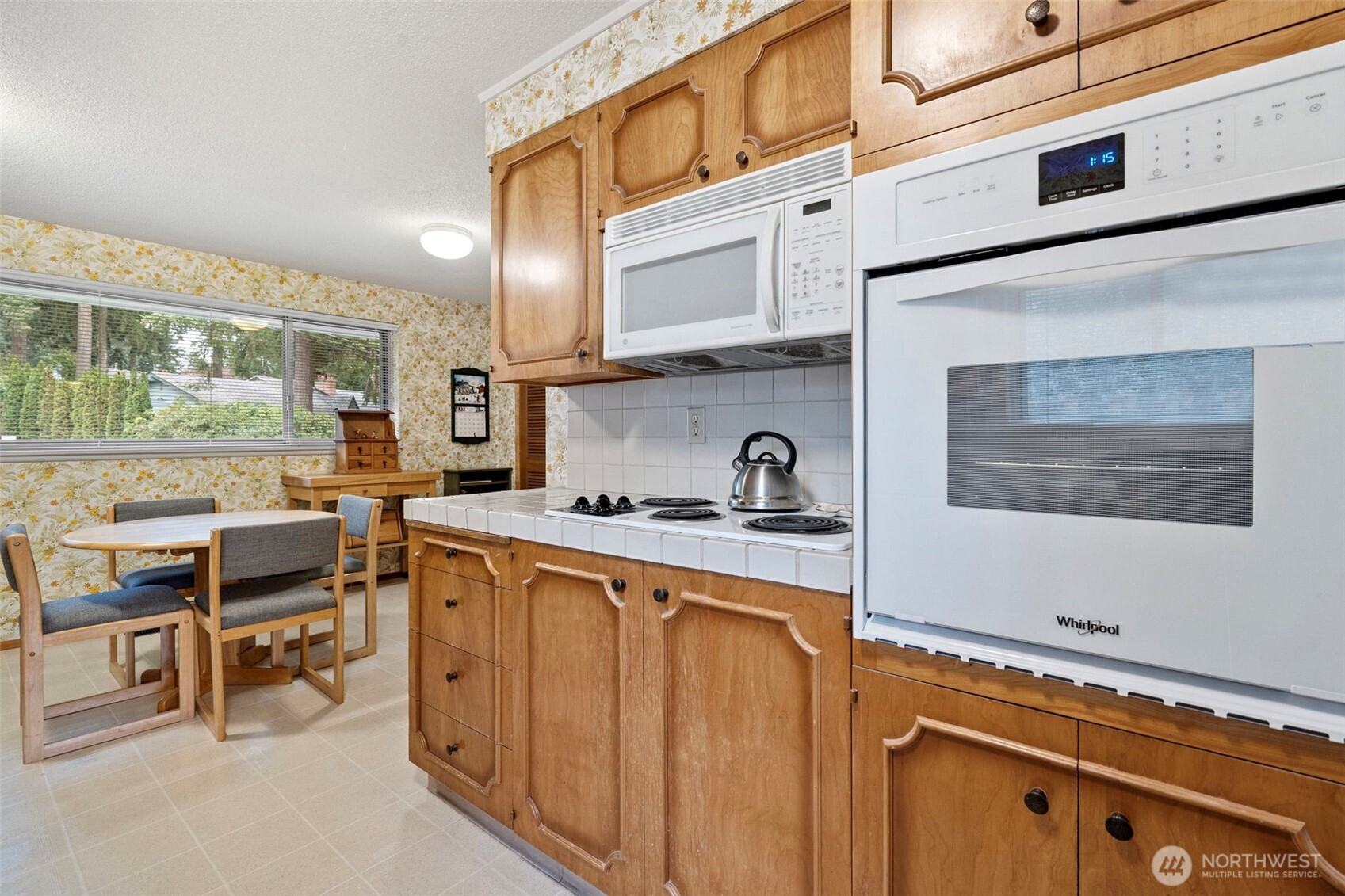 906 Forrest Park Drive Fircrest, WA 98466 - Photo 6 of 37 a kitchen with a stove and a microwave