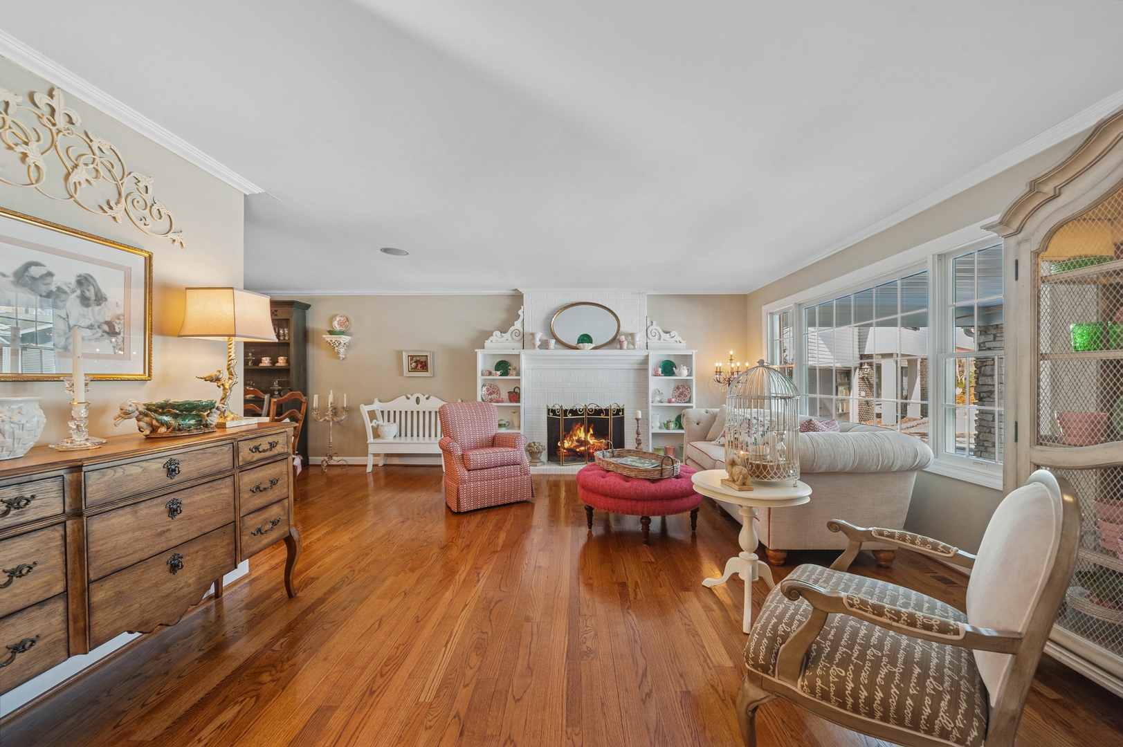 706 Cherry Court Itasca, IL 60143 - Photo 11 of 43 a living room with furniture