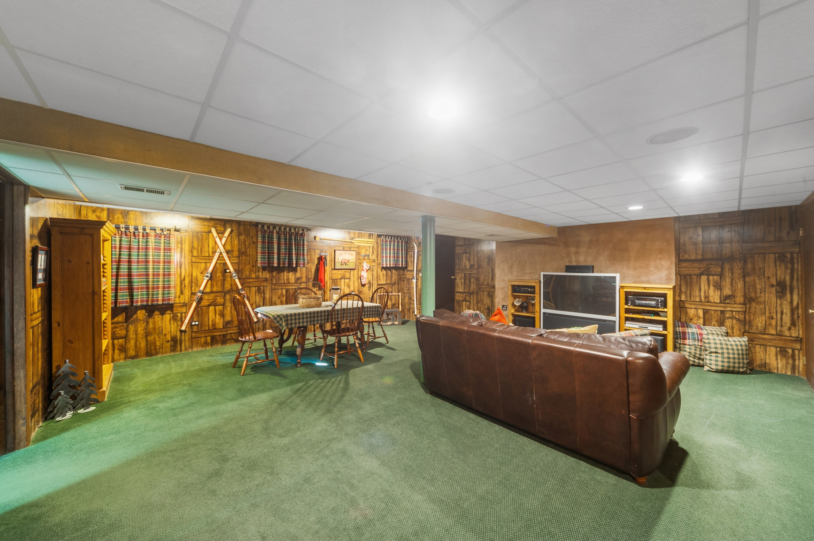 706 Cherry Court Itasca, IL 60143 - Photo 32 of 43 a living room with furniture and a flat screen tv