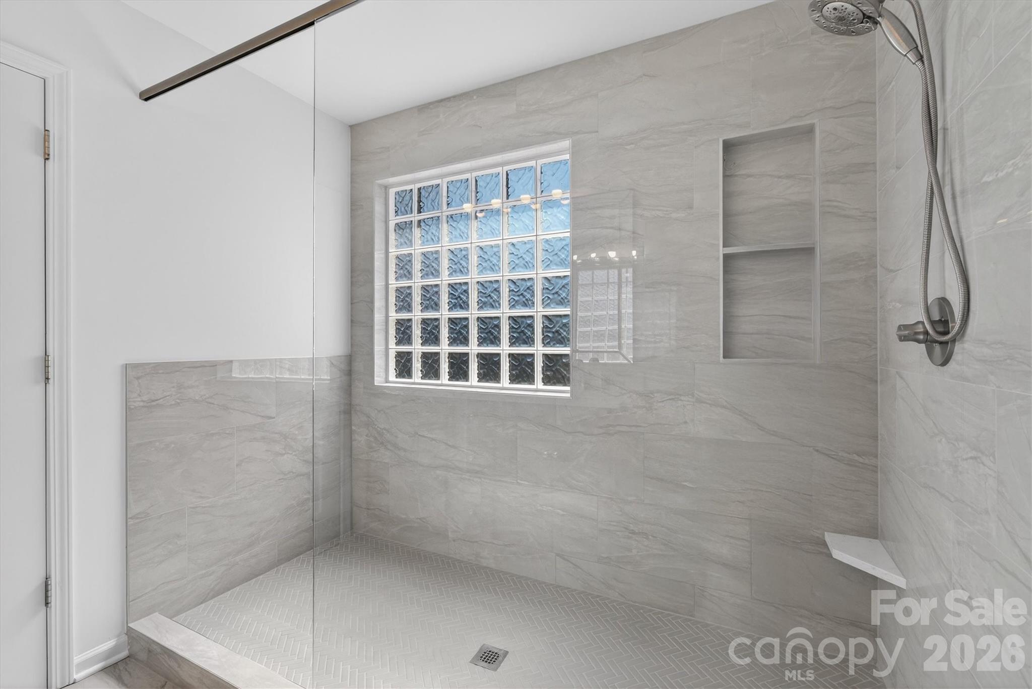 5527 Cactus Valley Road, Unit 183 Charlotte, NC 28277 - Photo 29 of 47 a bathroom with a bathtub