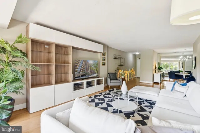 $440,000 | 1300 Army Navy Drive, Unit 514, Arlington, VA 22202