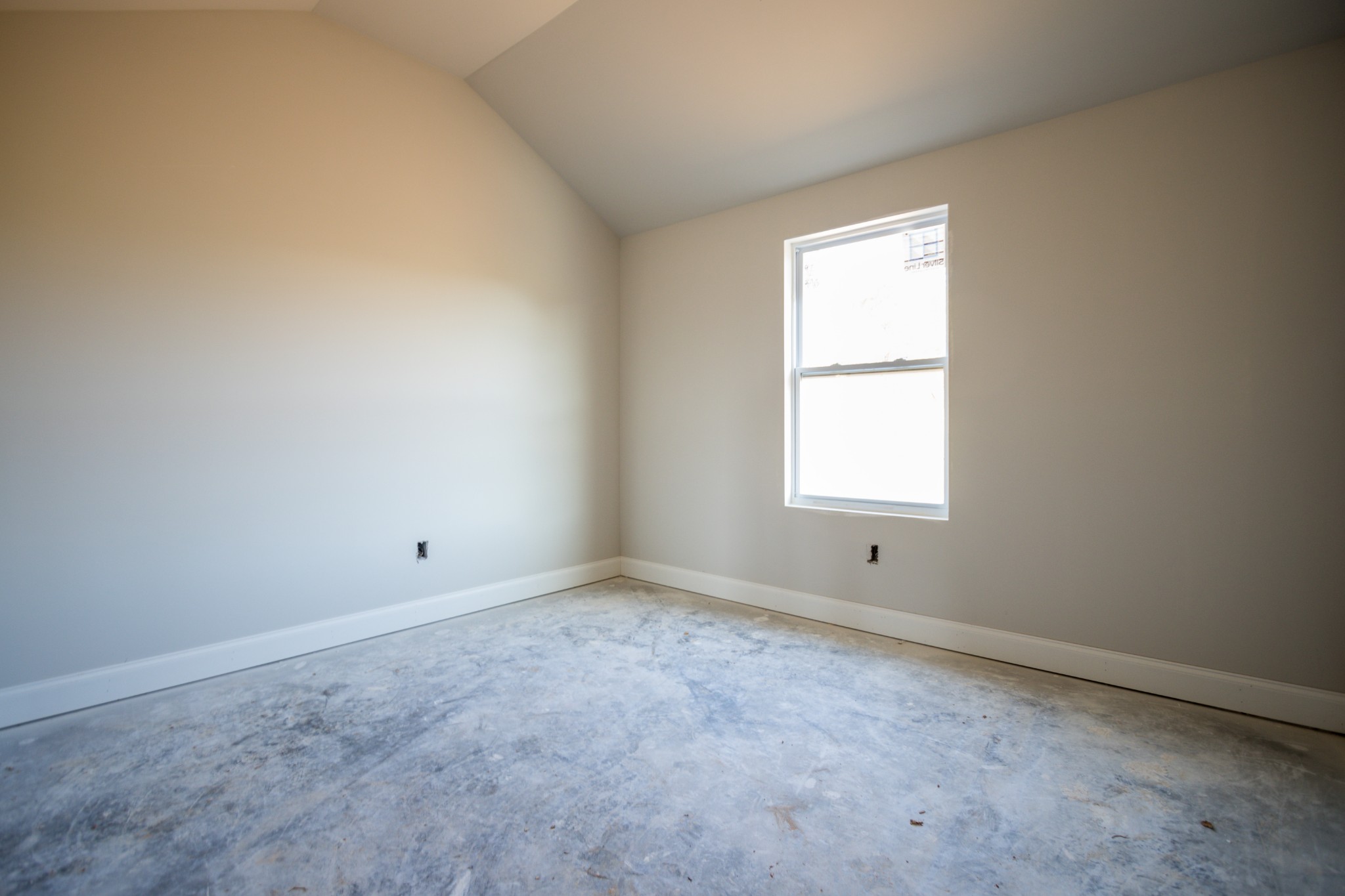 3068 Maple Grove Road Dickson, TN 37055 - Photo 13 of 14 an empty room with a window