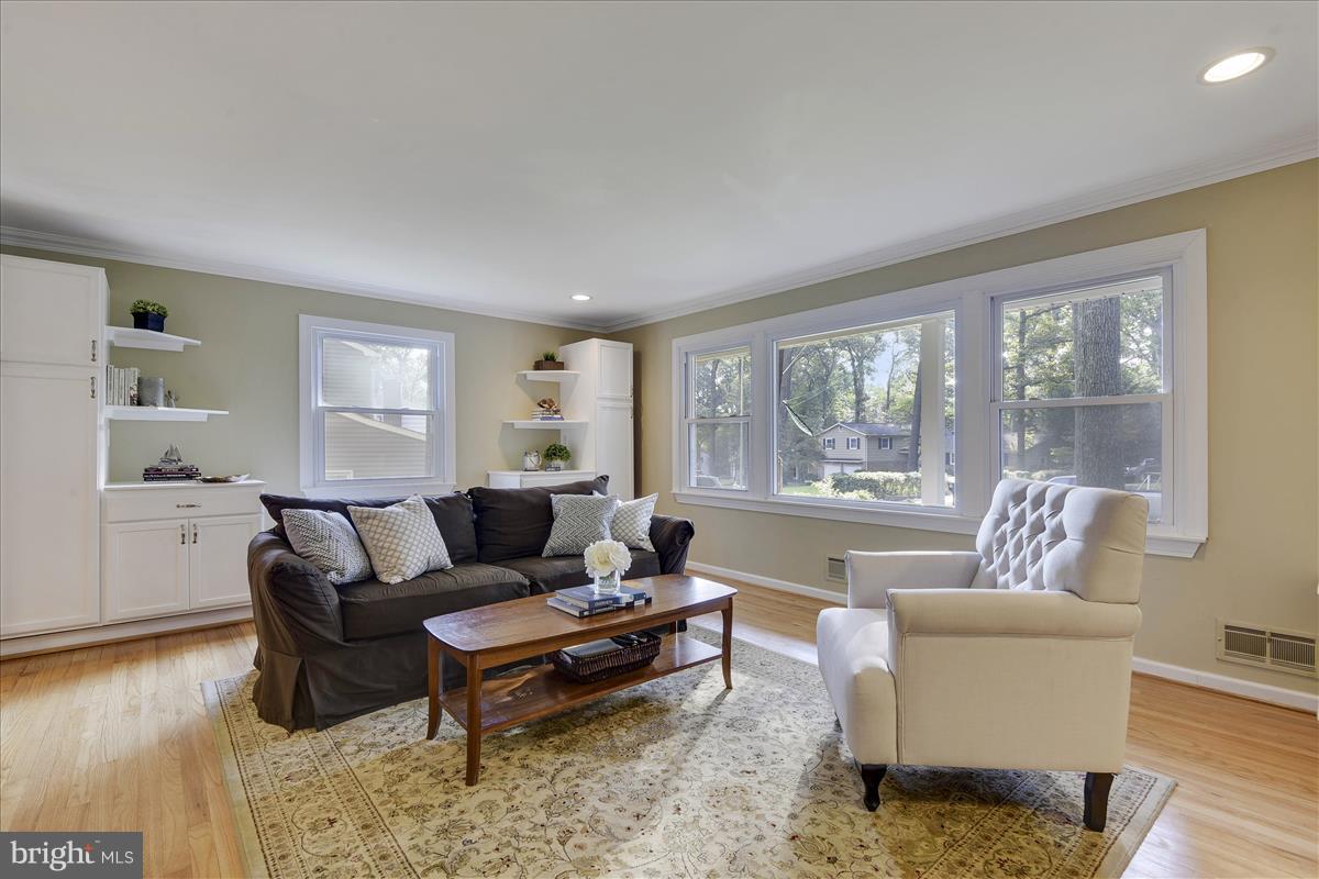 102 Stauffer Road Severna Park, MD 21146 - Photo 8 of 27 Living Room