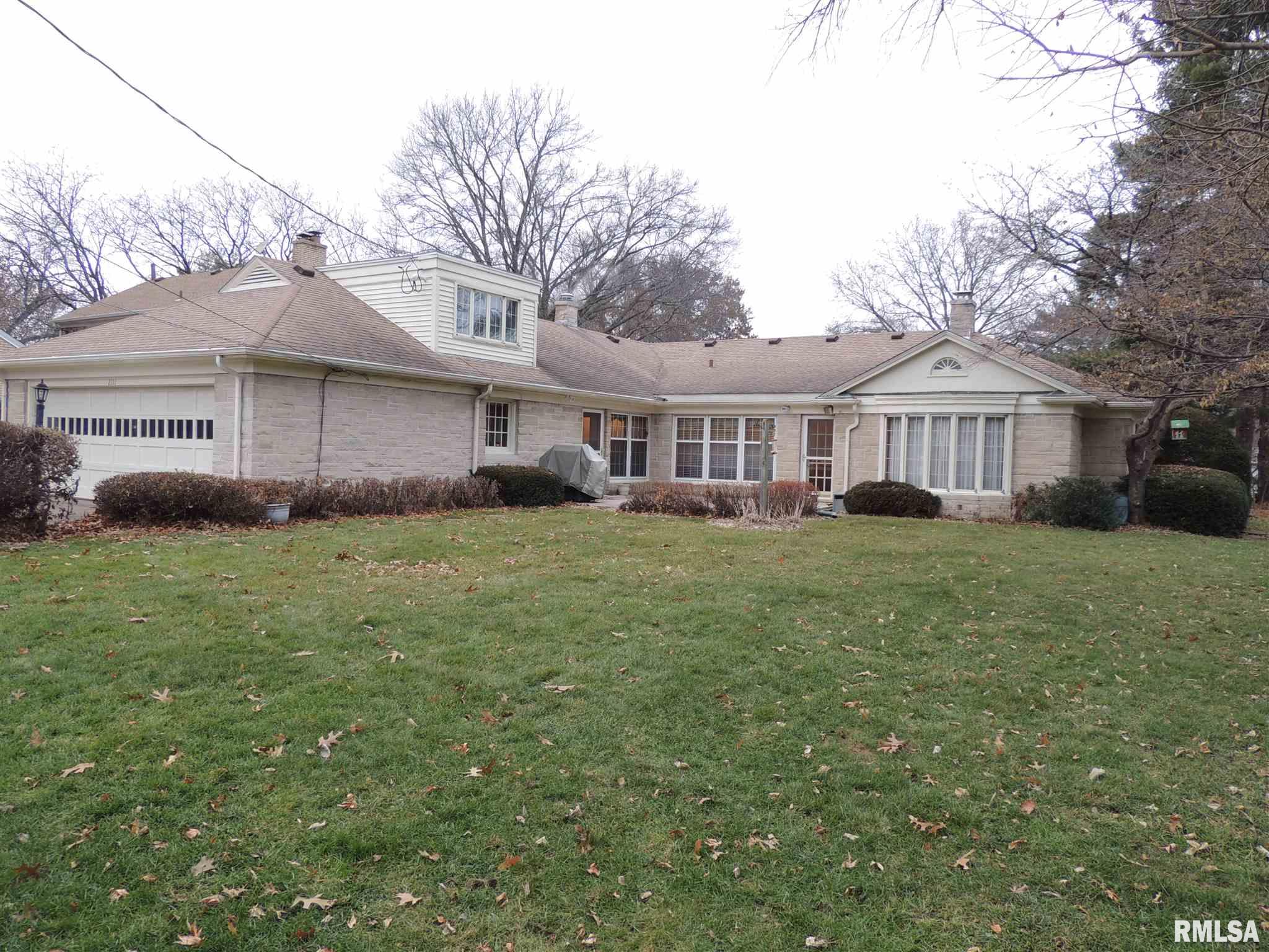 2111 Fairhaven Road Davenport, IA 52803 - Photo 2 of 32 Gallery Image 2
