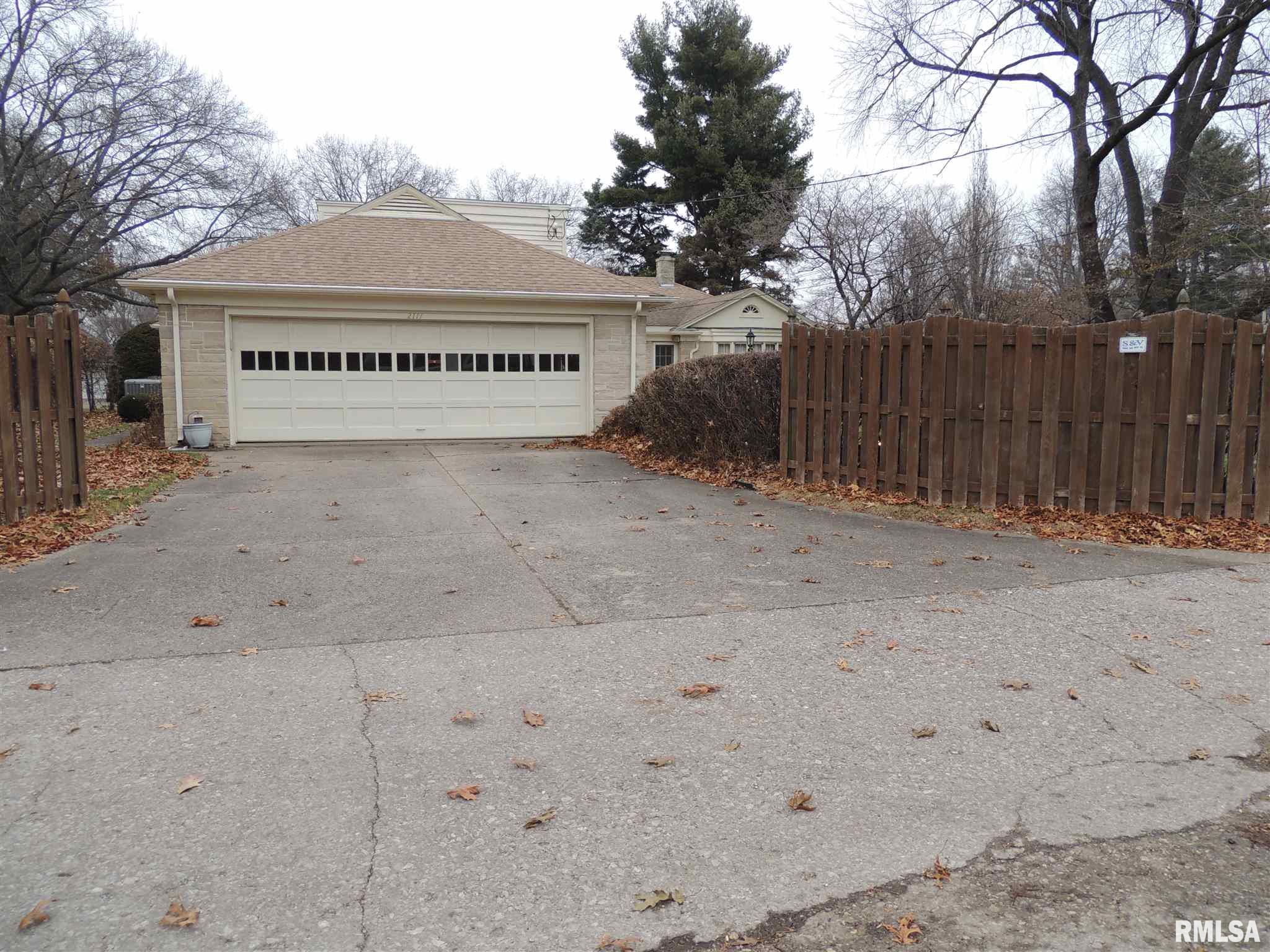 2111 Fairhaven Road Davenport, IA 52803 - Photo 3 of 32 Gallery Image 3