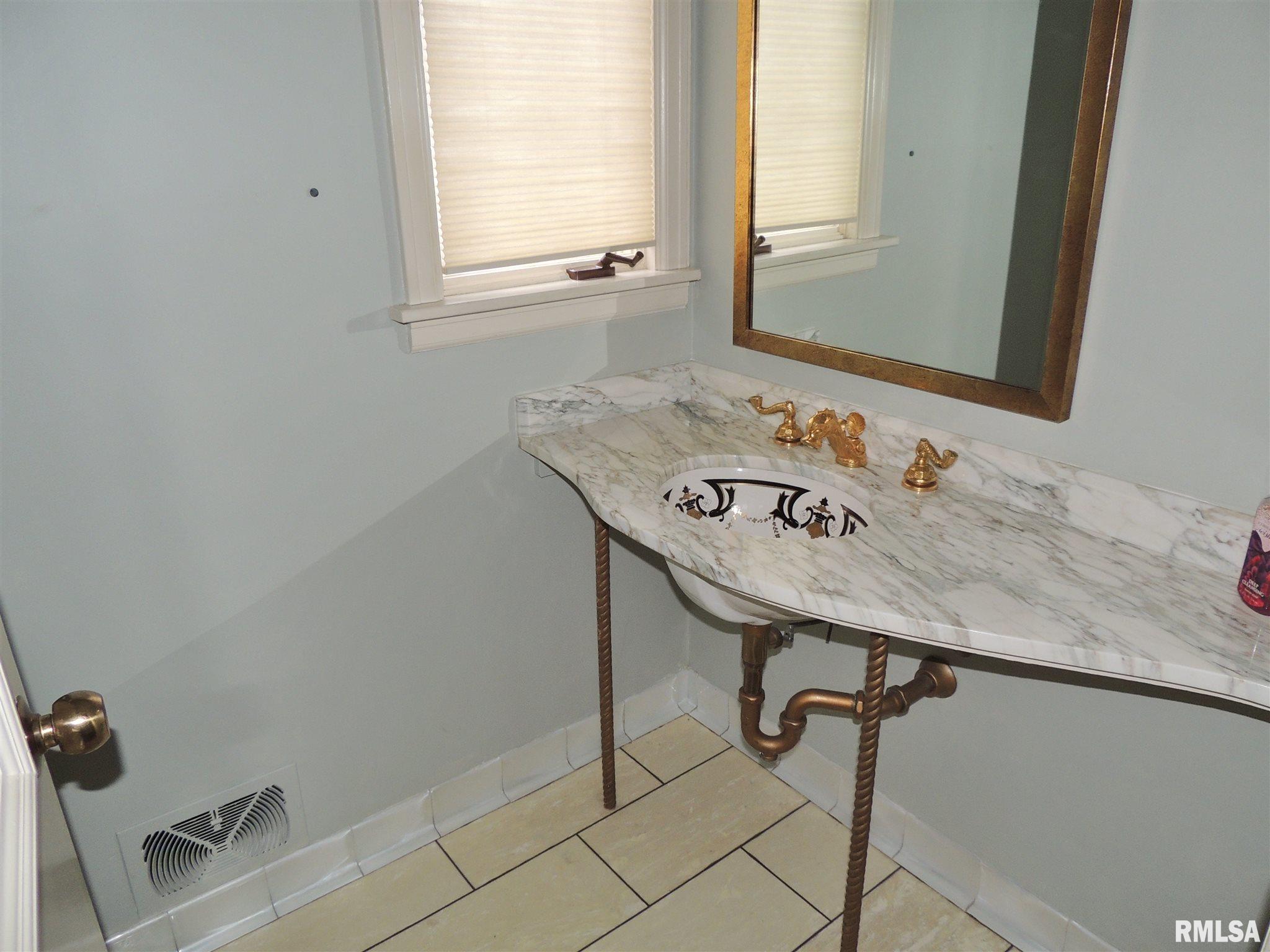 2111 Fairhaven Road Davenport, IA 52803 - Photo 8 of 32 Gallery Image 8