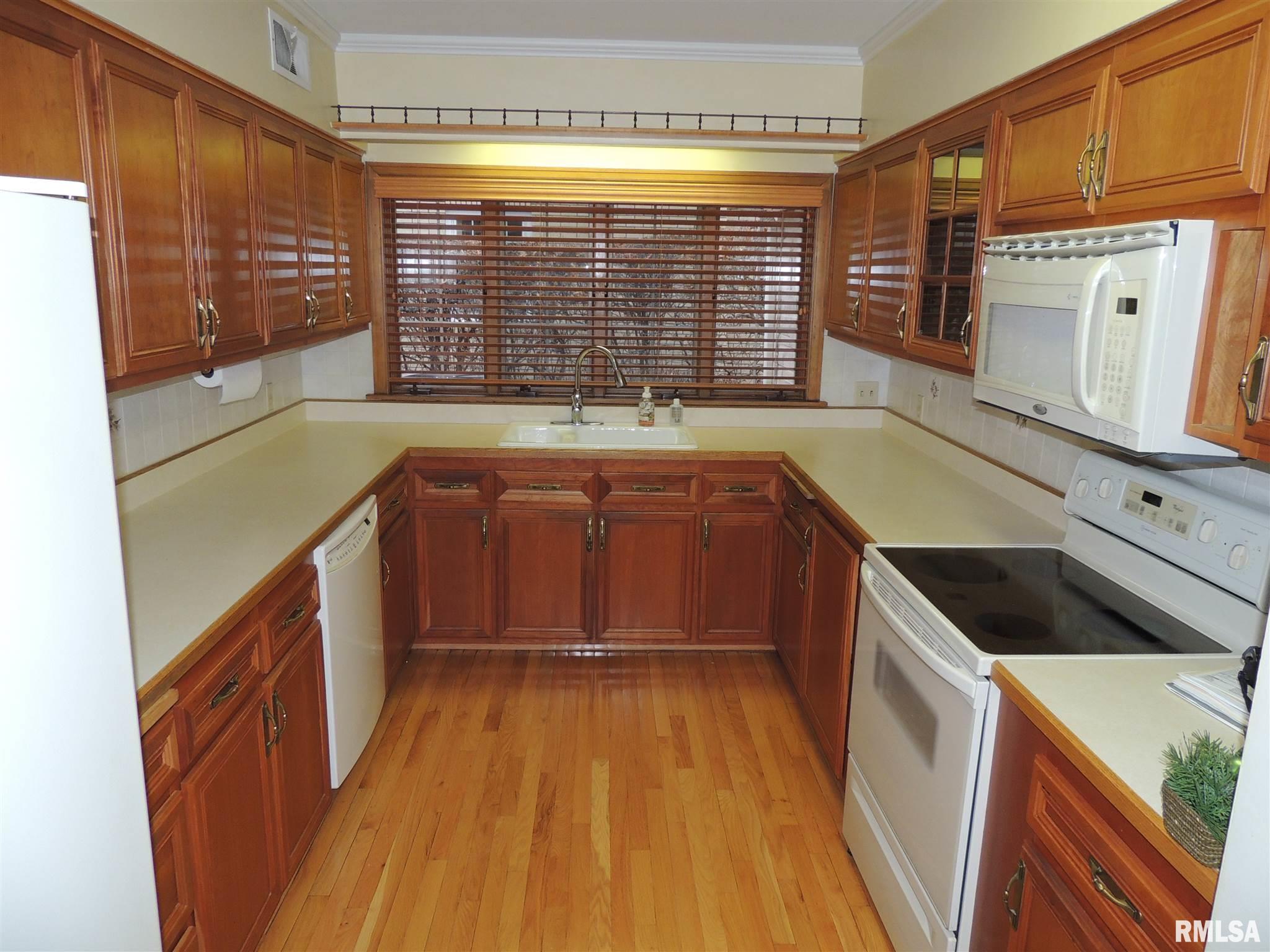 2111 Fairhaven Road Davenport, IA 52803 - Photo 9 of 32 Gallery Image 9