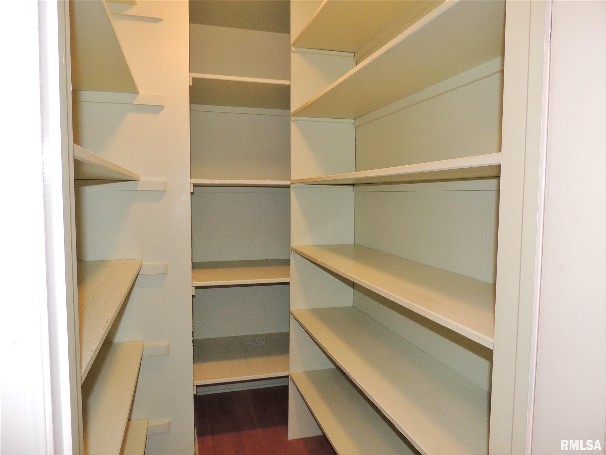2111 Fairhaven Road Davenport, IA 52803 - Photo 10 of 32 Gallery Image 10
