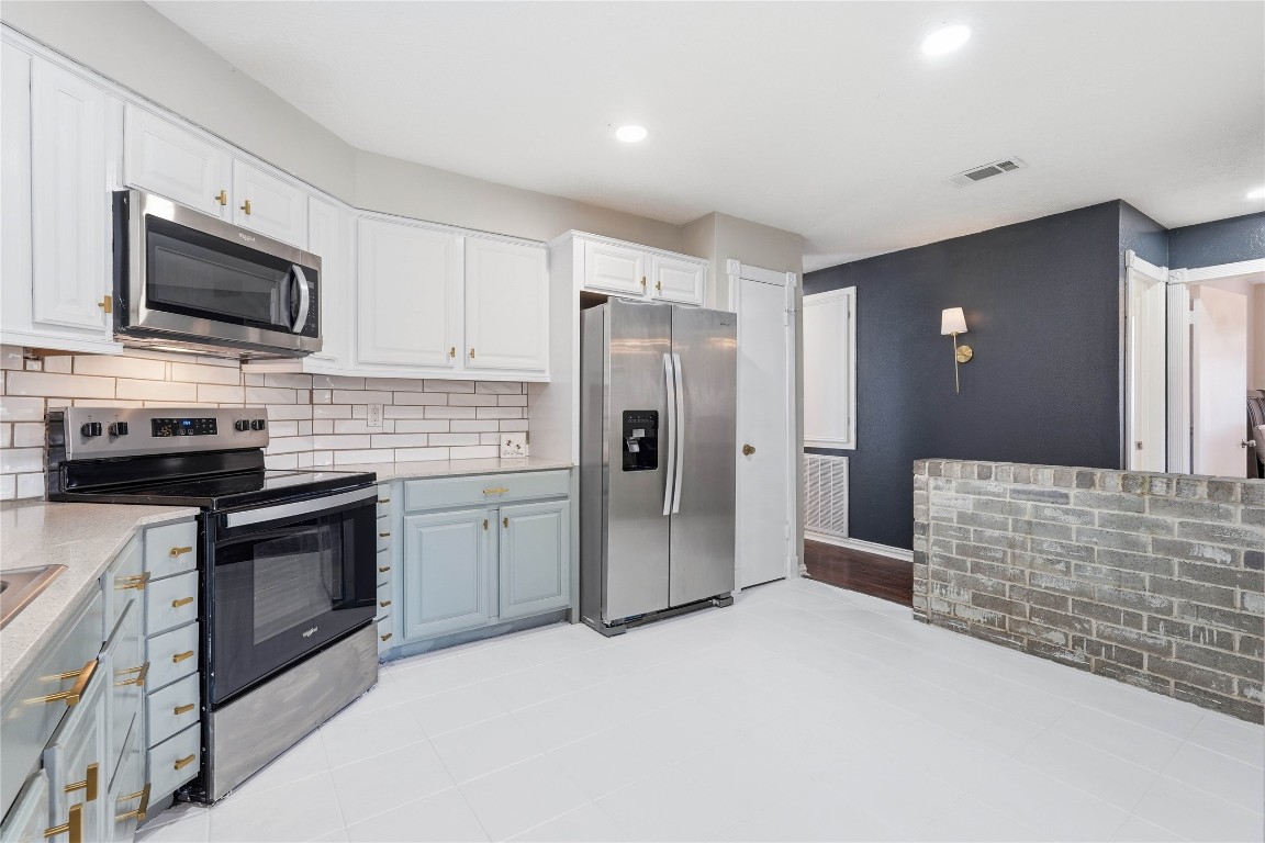 4506 Pineville Lane Spring, TX 77388 - Photo 18 of 36 Generous kitchen with stylish finishes and bright breakfast nook