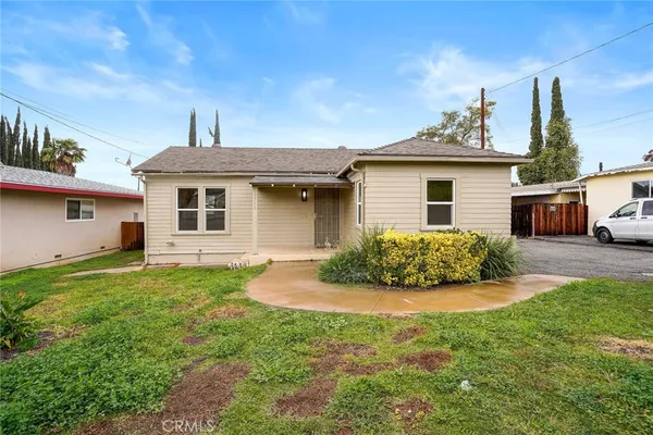 a view of a house with a yard