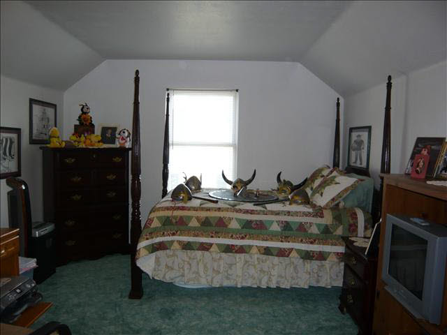 7300 Cinden Road Temperance, MI 48182 - Photo 8 of 13 Large Bedroom