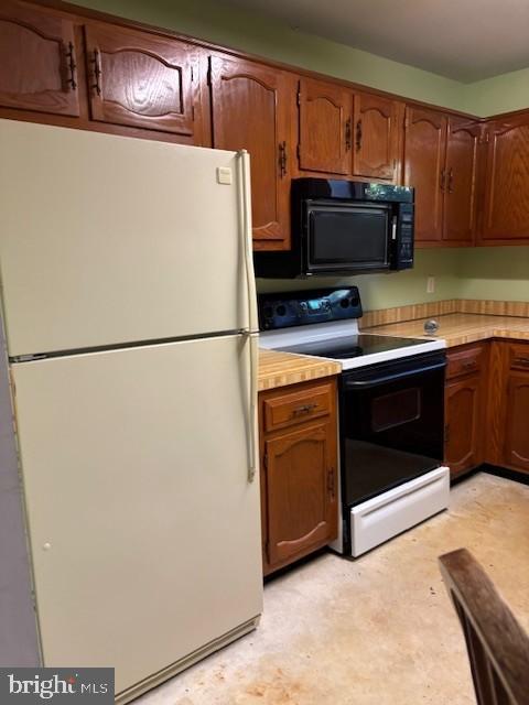 10 Acorn Road Manahawkin, NJ 08050 - Photo 3 of 19 Cozy kitchen with classic wooden cabinetry.
