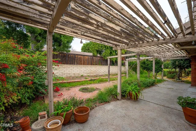 a view of a back yard