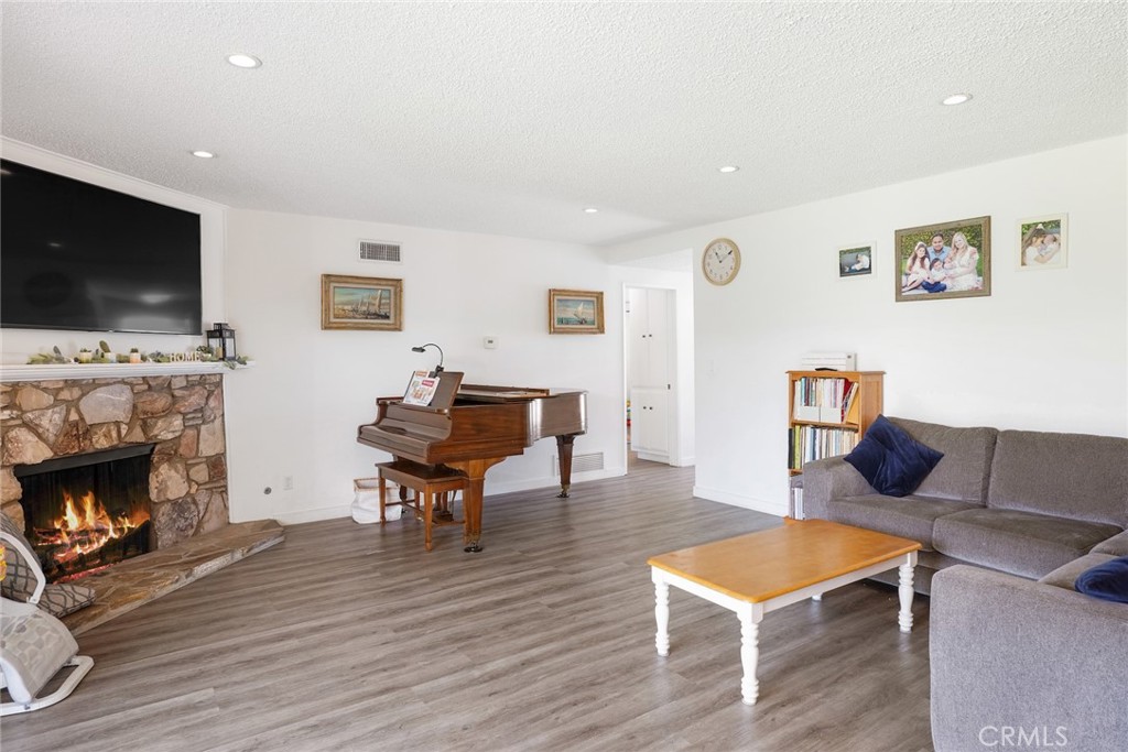 3541 Marna Avenue Long Beach, CA 90808 - Photo 2 of 30 Living room