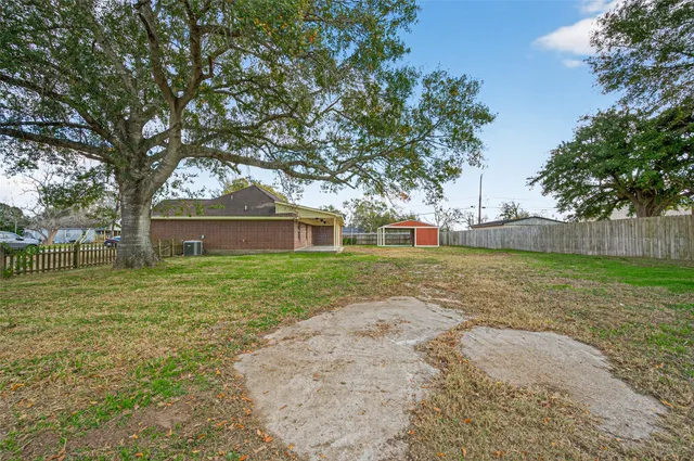 $299,900 | 653 Nelson Street, Sealy, TX 77474