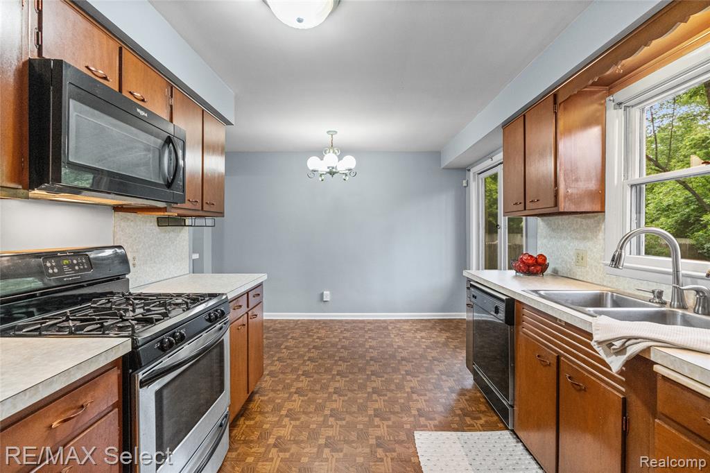 3323 East Carpenter Road Flint, MI 48506 - Photo 11 of 35