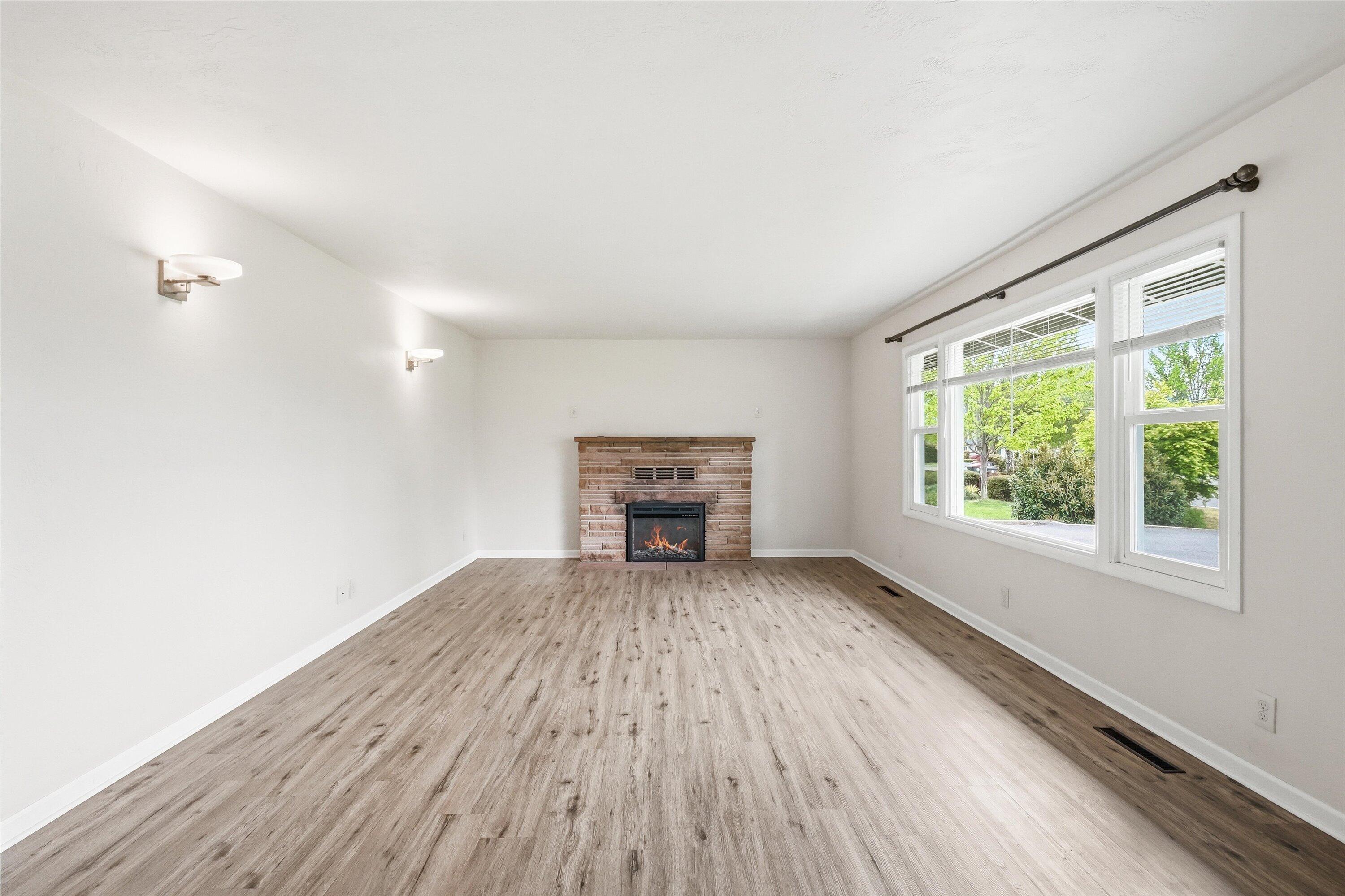 689 South Modoc Avenue Medford, OR 97504 - Photo 10 of 47 Living room