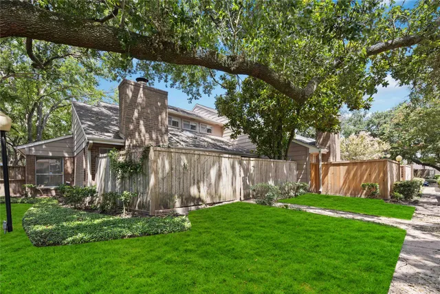 a view of a back yard