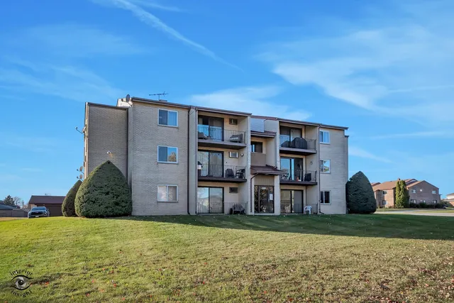 $194,900 | 9865 Cordoba Court, Unit 3A, Orland Park, IL 60462