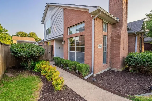 $325,000 | 2814 Lois Lane, Rowlett, TX 75088