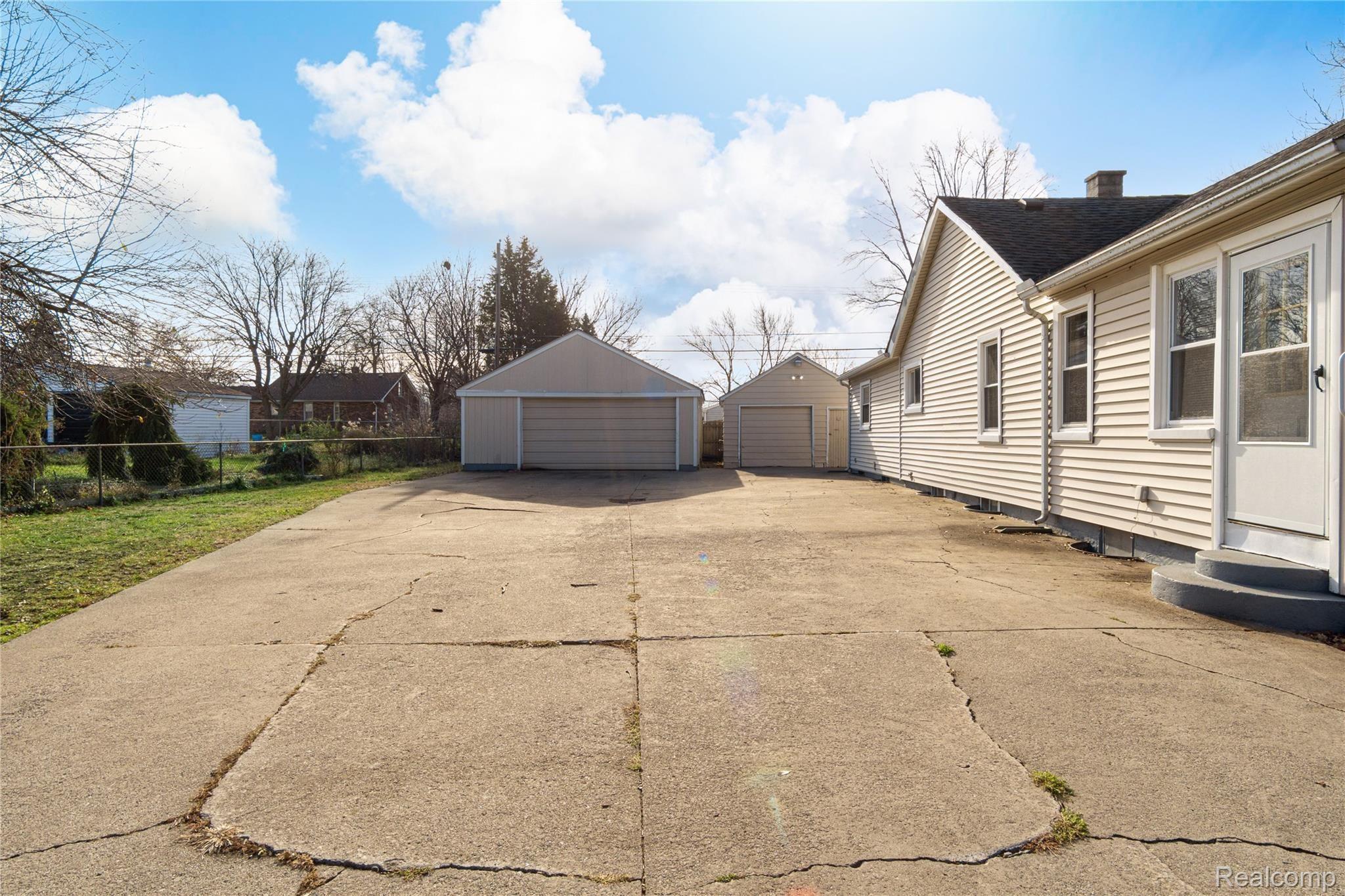 2136 Burdic Street Troy, MI 48085 - Photo 7 of 32 Exteriors (4 of 7).jpg