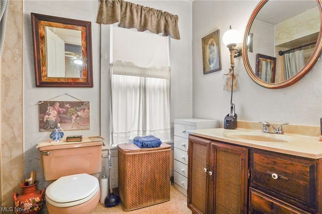 13745 Chillicothe Road Novelty, OH 44072 - Photo 25 of 31 Bathroom featuring toilet and oversized vanity