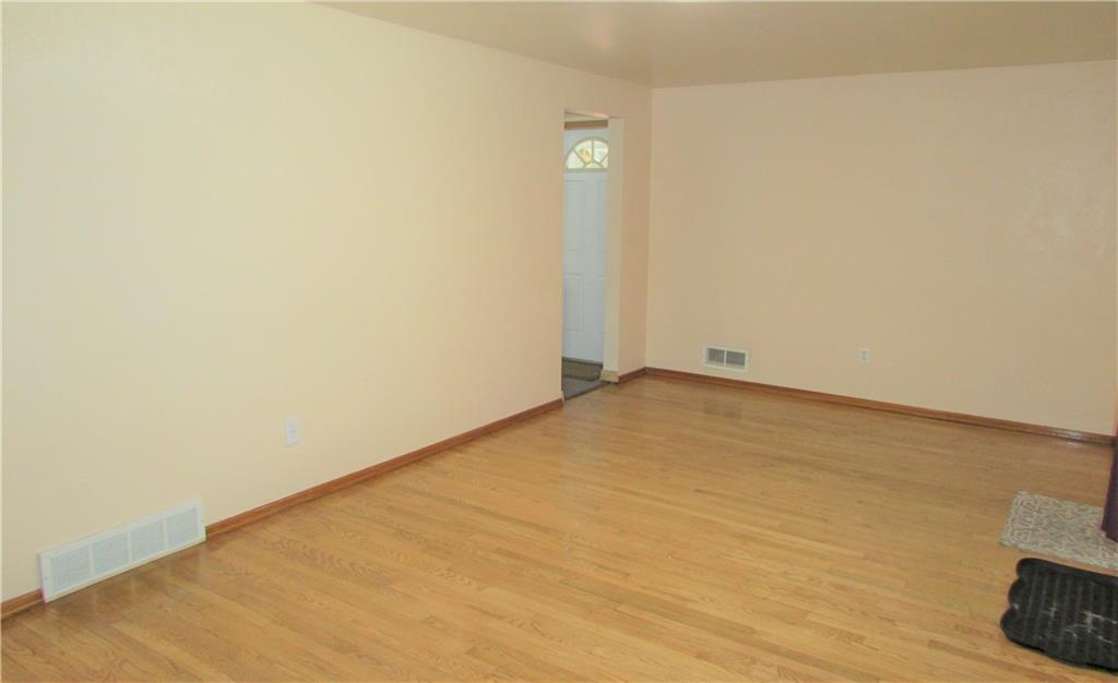 668 Kelso Road Mt. Lebanon, PA 15243 - Photo 4 of 25 Living room