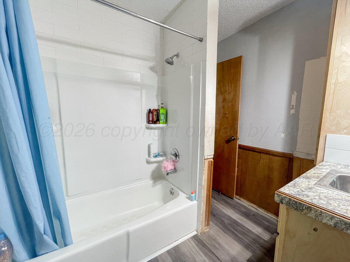 693 County Road 24 Muleshoe, TX 79347 - Photo 34 of 98 Main Bathroom