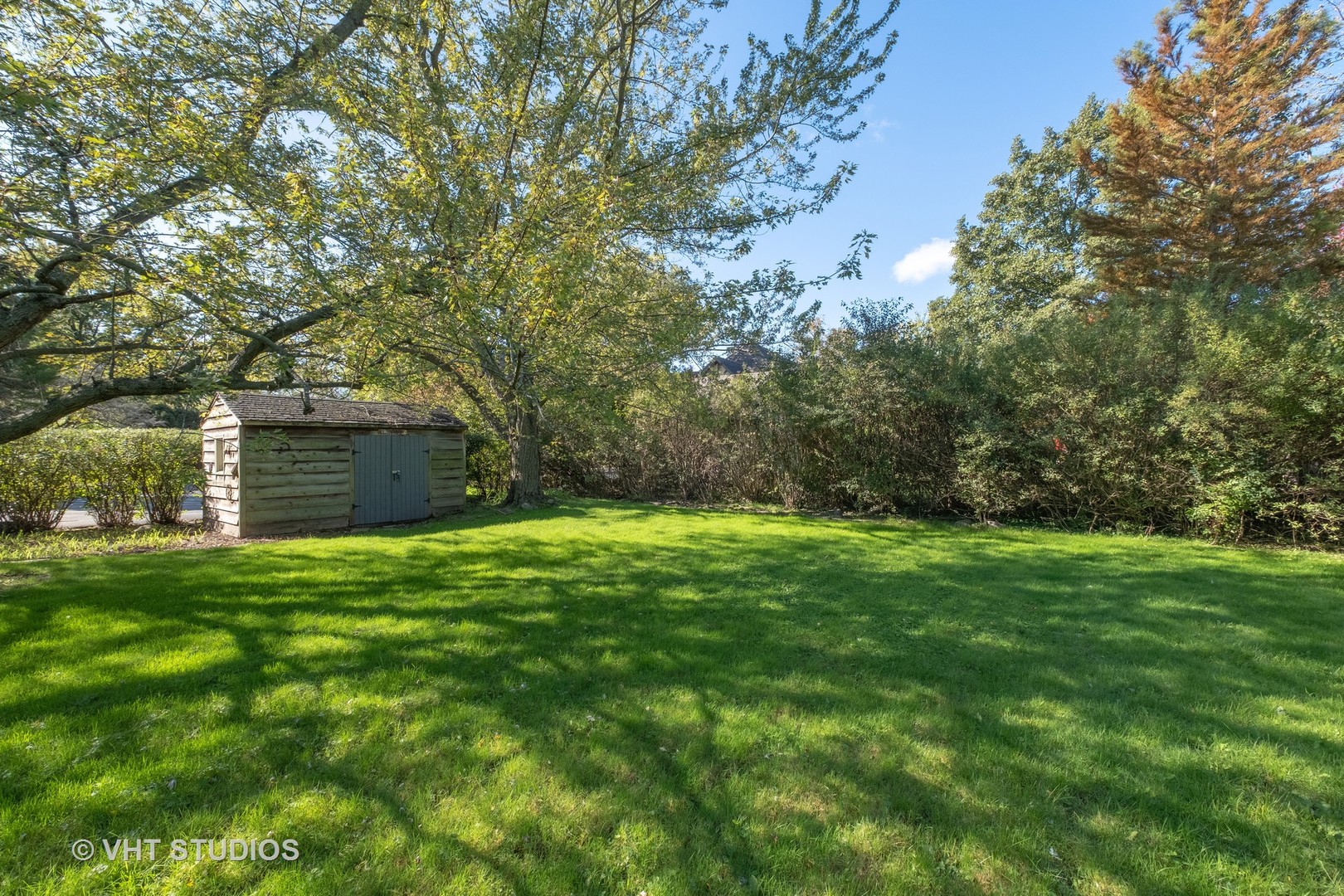 8 Rolling Ridge Road Northfield, IL 60093 - Photo 9 of 10 a backyard of a house with lots of green space