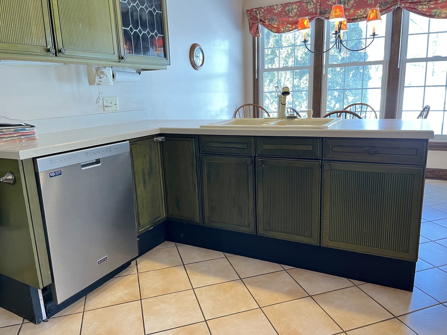 28 Winthrop New Road Sugar Grove, IL 60554 - Photo 4 of 20 a kitchen with a sink and a refrigerator