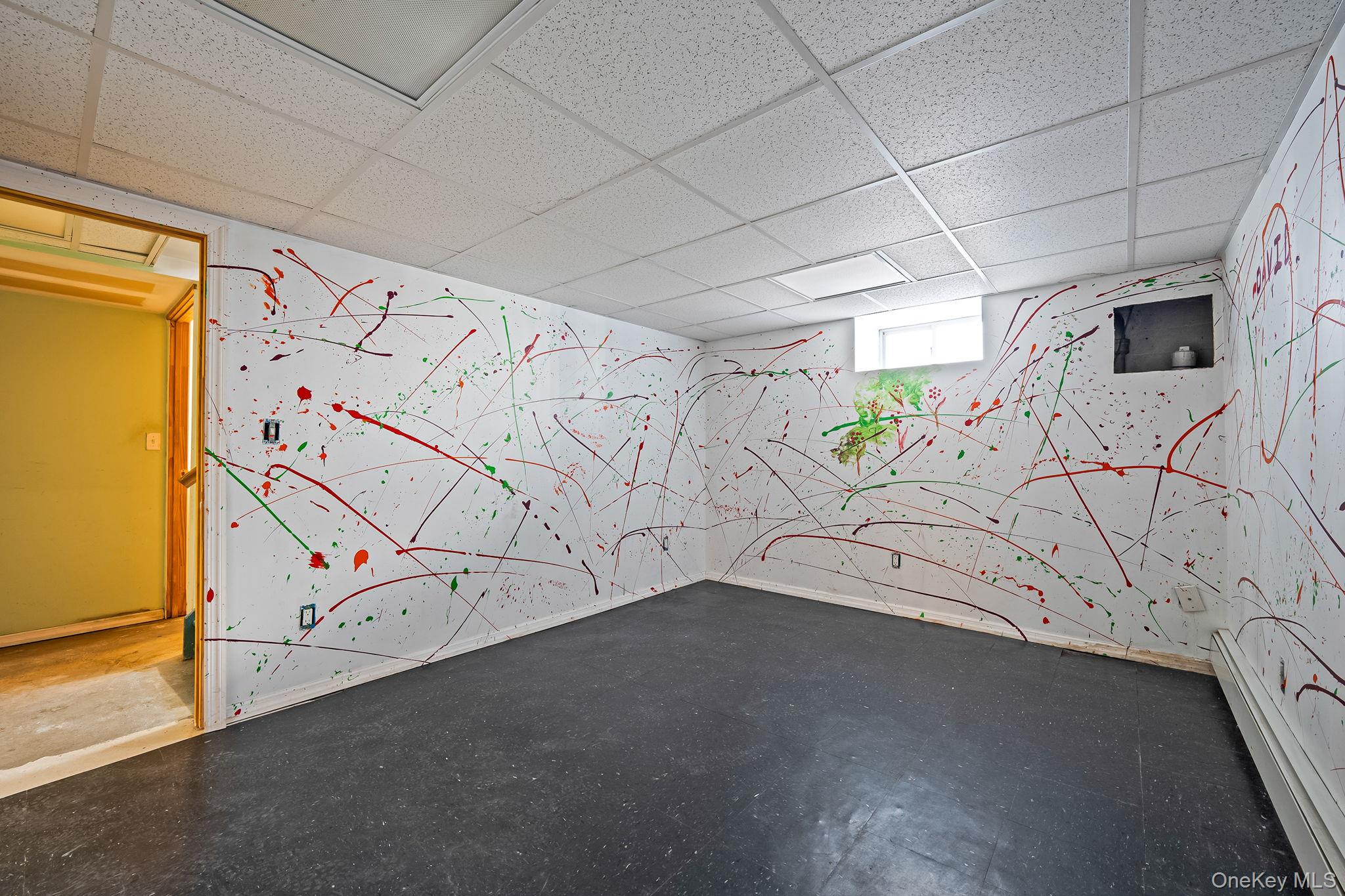 2001 North Jerusalem Road East Meadow, NY 11554 - Photo 24 of 31 a view of an garage