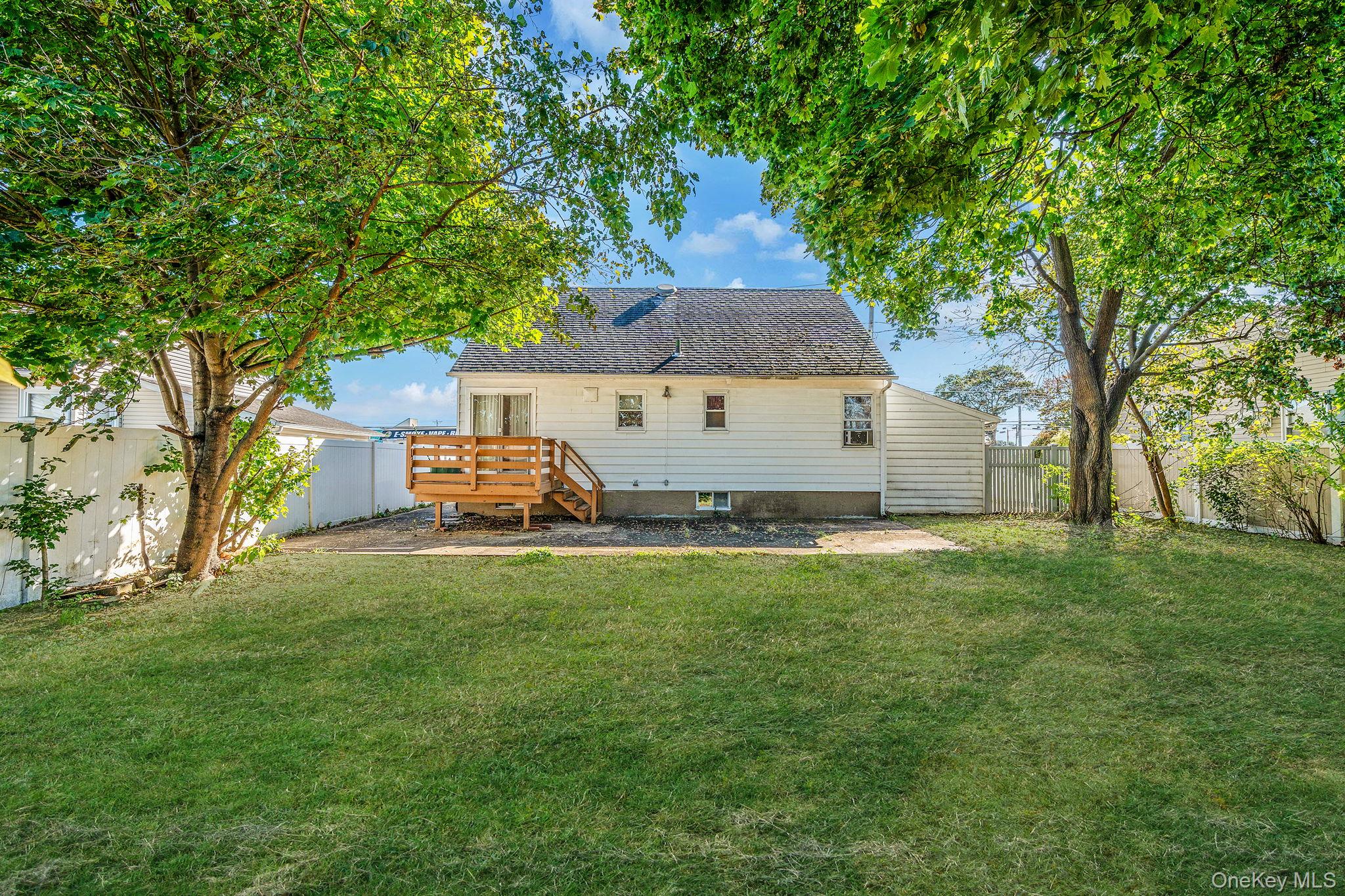2001 North Jerusalem Road East Meadow, NY 11554 - Photo 5 of 31 a front view of a house with a garden