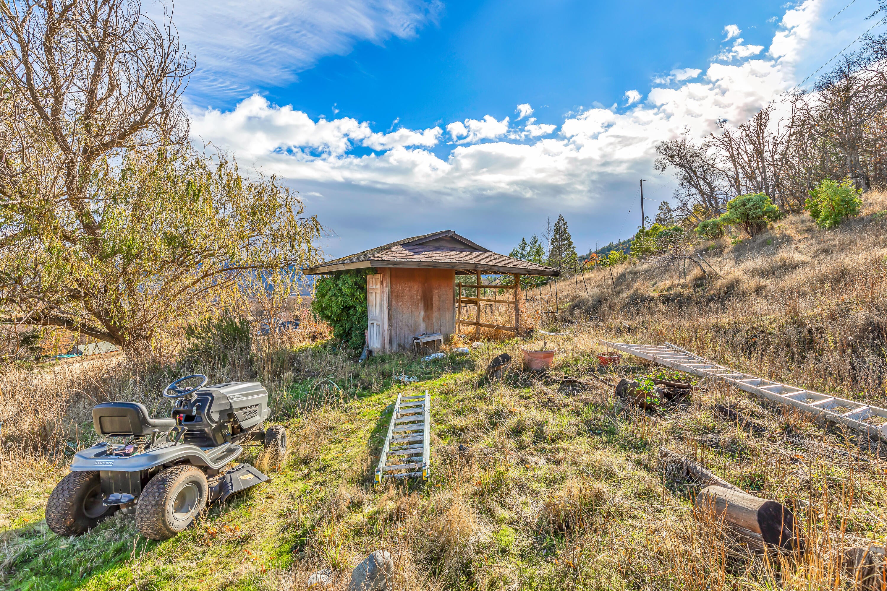 4262 Clayton Road Ashland, OR 97520 - Photo 11 of 54 Welcome home to 4262 Clayton Road in Ashland, OR.