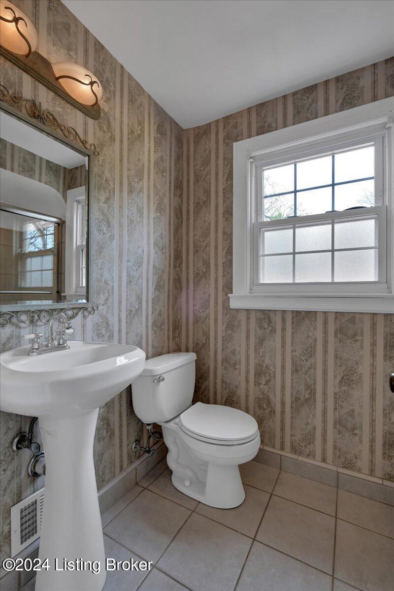 3028 Wellbrooke Road Louisville, KY 40205 - Photo 27 of 42 Upstairs full bathroom