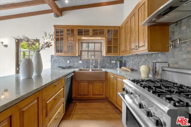 $1,725,000 | 3074 Lake Hollywood Drive, Los Angeles, CA 90068