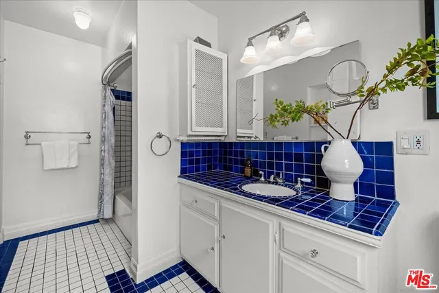 $1,725,000 | 3074 Lake Hollywood Drive, Los Angeles, CA 90068